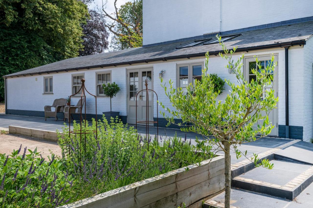 The Shepherds Huts & The Well Lodge At Ormesby Manor Ormesby Saint Michael Exteriér fotografie