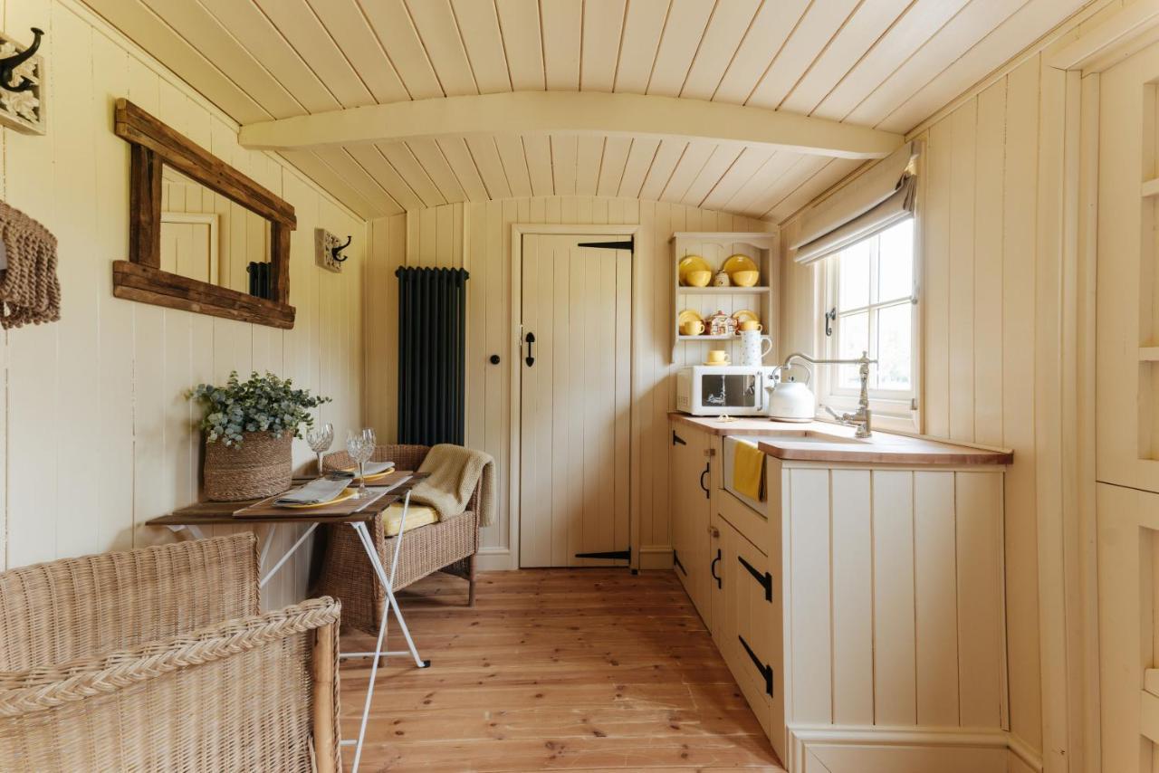 The Shepherds Huts & The Well Lodge At Ormesby Manor Ormesby Saint Michael Exteriér fotografie