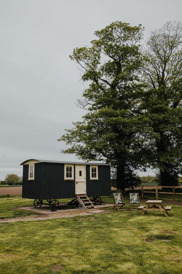 The Shepherds Huts & The Well Lodge At Ormesby Manor Ormesby Saint Michael Exteriér fotografie