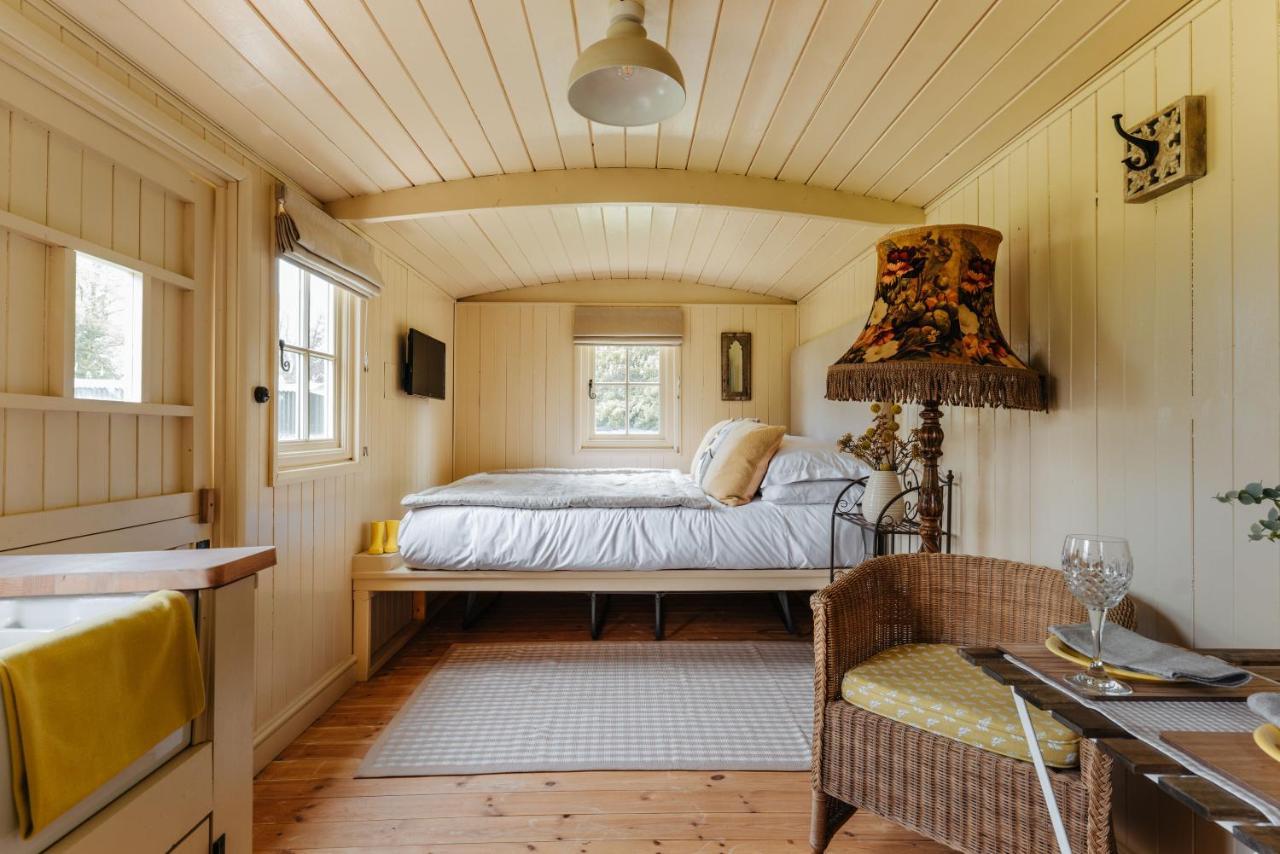 The Shepherds Huts & The Well Lodge At Ormesby Manor Ormesby Saint Michael Exteriér fotografie