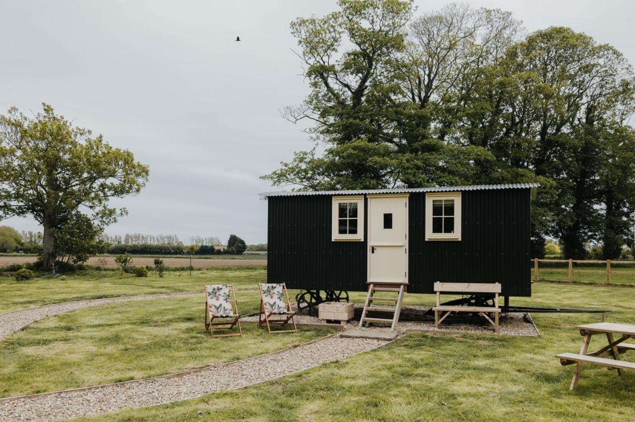 The Shepherds Huts & The Well Lodge At Ormesby Manor Ormesby Saint Michael Exteriér fotografie