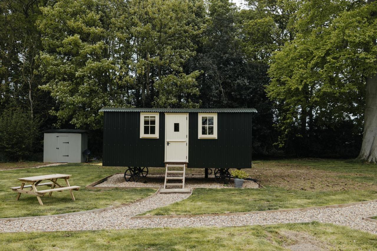 The Shepherds Huts & The Well Lodge At Ormesby Manor Ormesby Saint Michael Exteriér fotografie