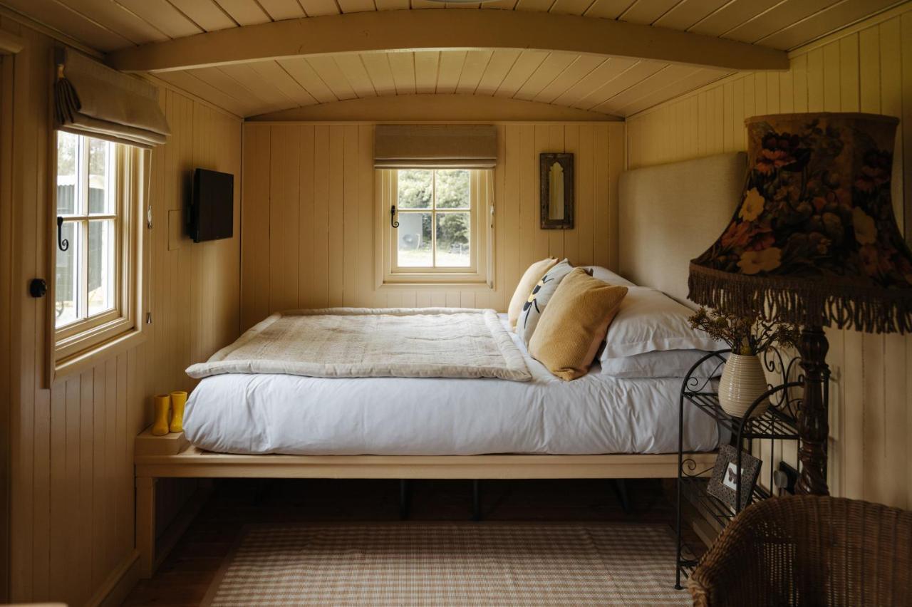 The Shepherds Huts & The Well Lodge At Ormesby Manor Ormesby Saint Michael Exteriér fotografie