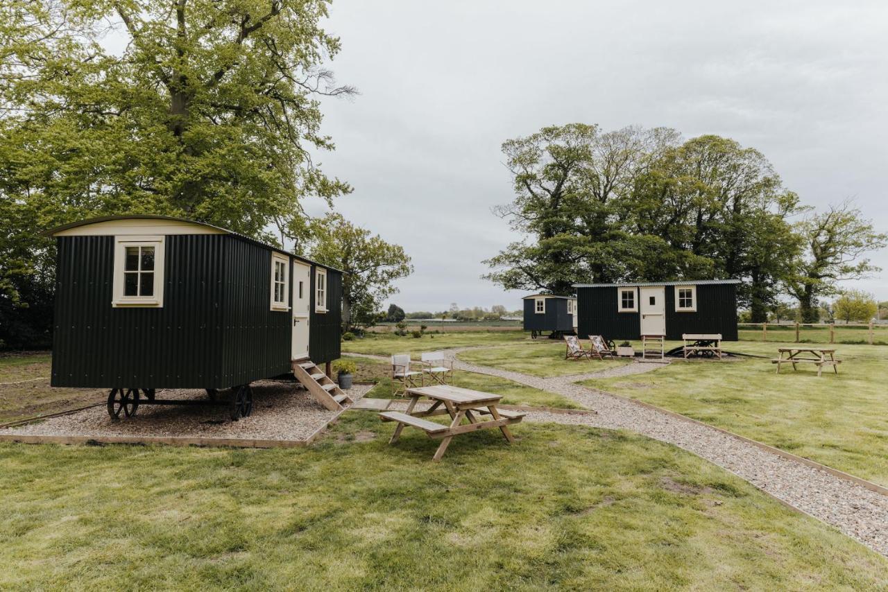 The Shepherds Huts & The Well Lodge At Ormesby Manor Ormesby Saint Michael Exteriér fotografie