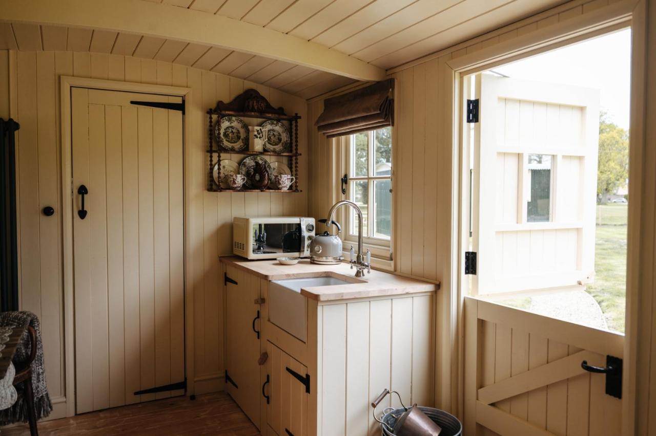 The Shepherds Huts & The Well Lodge At Ormesby Manor Ormesby Saint Michael Exteriér fotografie