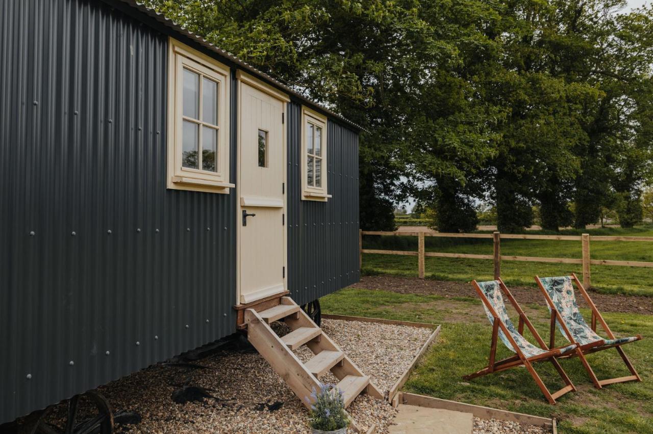The Shepherds Huts & The Well Lodge At Ormesby Manor Ormesby Saint Michael Exteriér fotografie