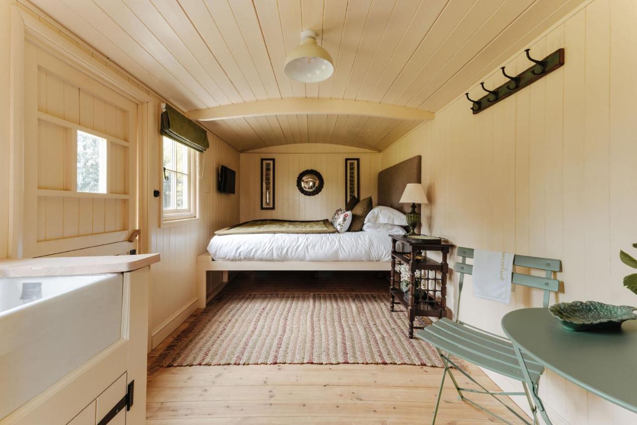 The Shepherds Huts & The Well Lodge At Ormesby Manor Ormesby Saint Michael Exteriér fotografie