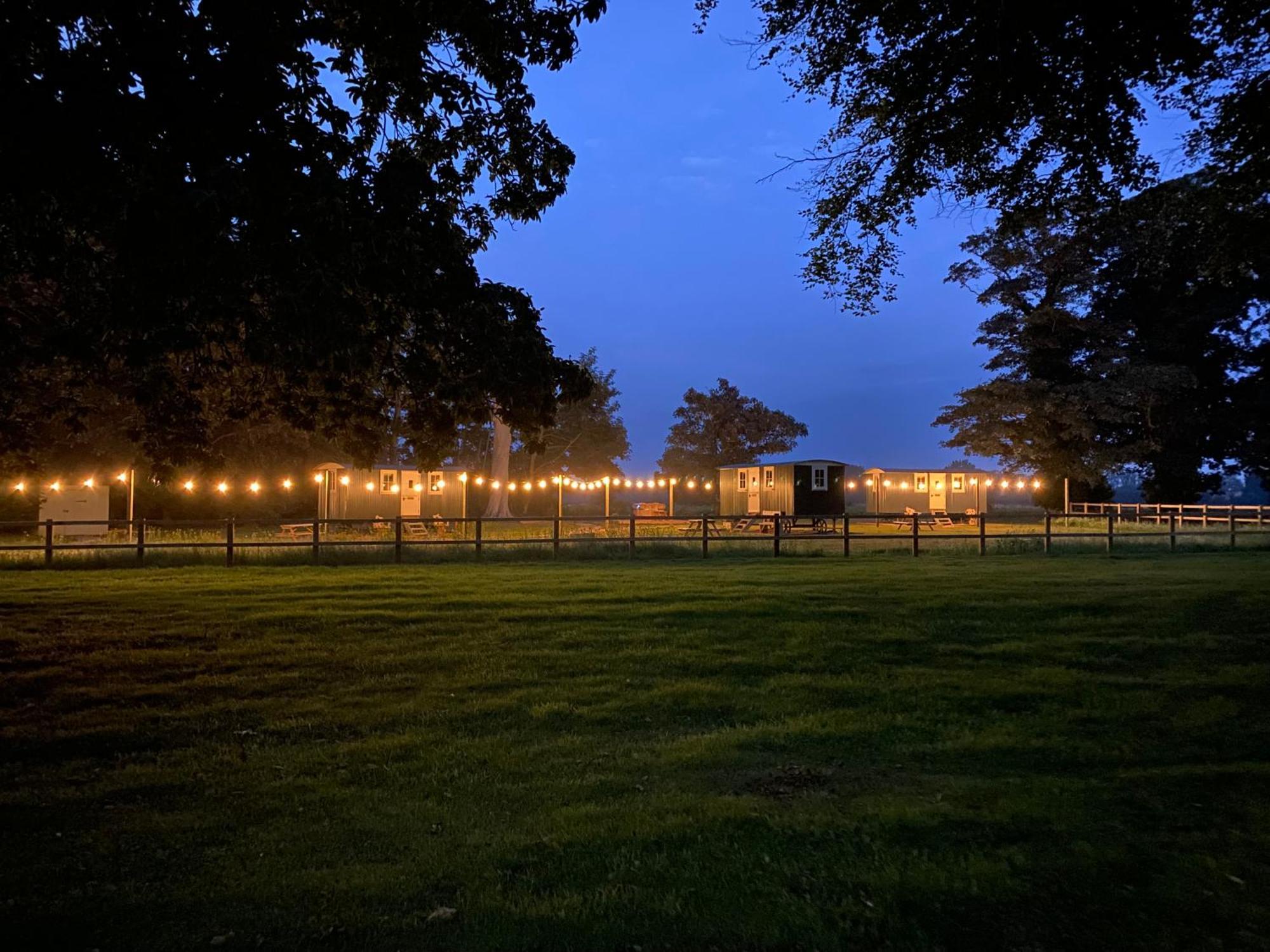 The Shepherds Huts & The Well Lodge At Ormesby Manor Ormesby Saint Michael Exteriér fotografie