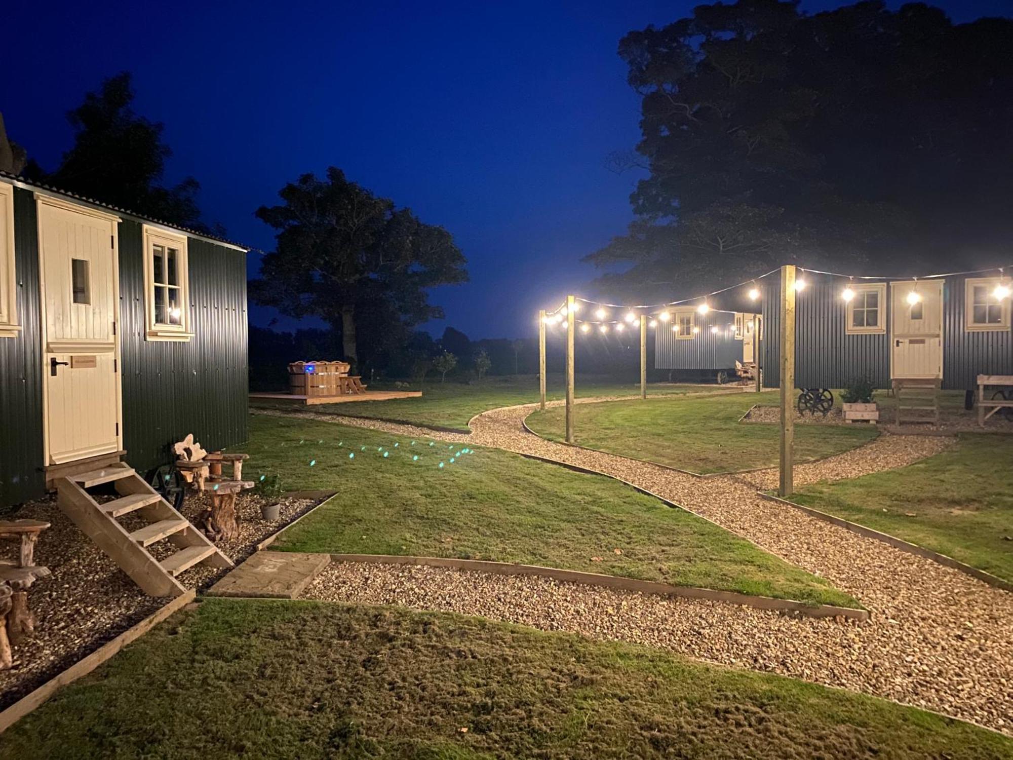 The Shepherds Huts & The Well Lodge At Ormesby Manor Ormesby Saint Michael Exteriér fotografie